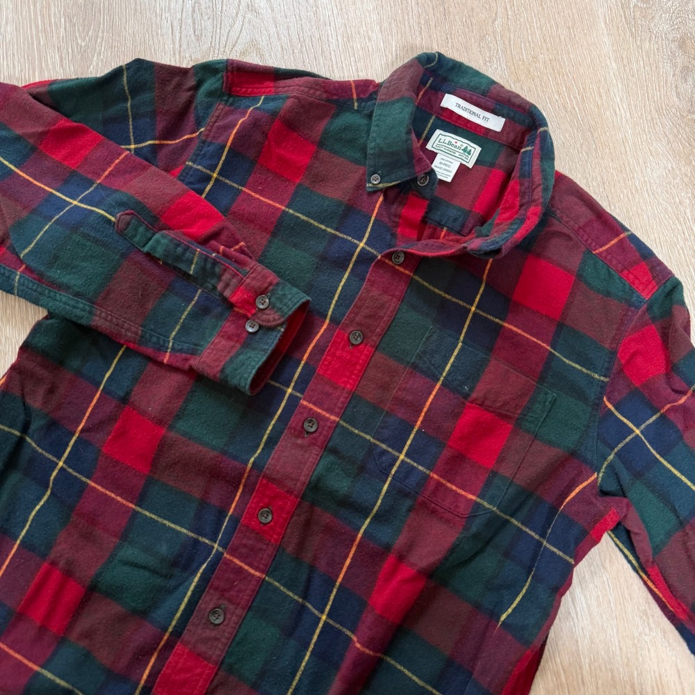 LL Bean Traditional Fit Flannel Shirt Mens M Red Green Scotch Plaid Button Down